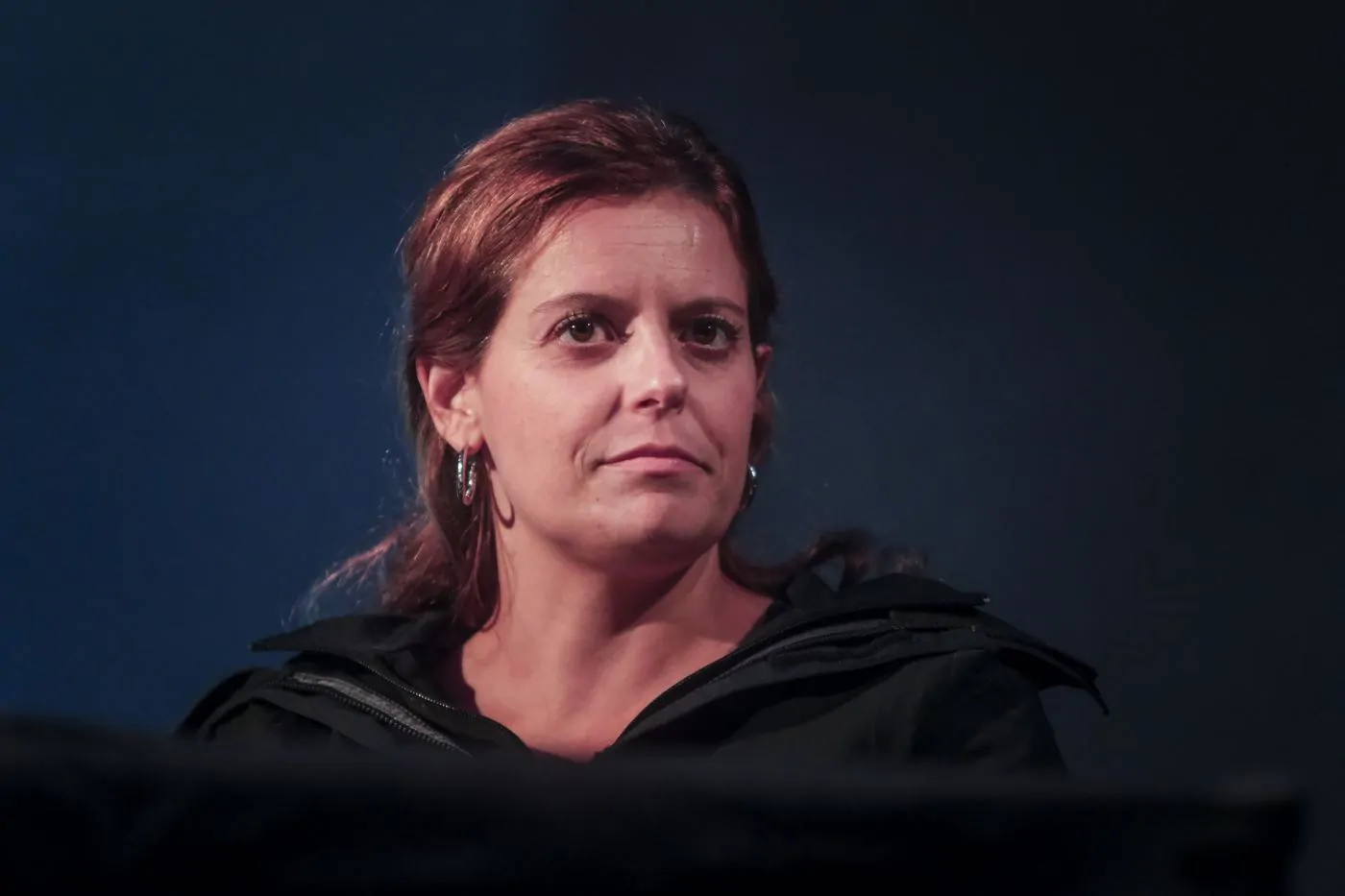 Un post social della Lega accende il confronto: da una parte l’europarlamentare Salis, dall’altra Le Pen, colpita da una sentenza che agita la politica europea.
