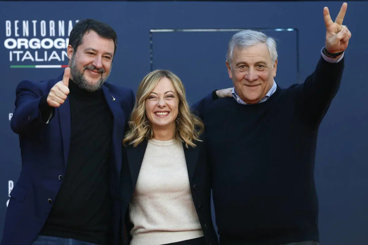 La coalizione di governo guadagna terreno nonostante le tensioni internazionali. Male il Pd, mentre il M5S sale dopo la manifestazione del 5 aprile