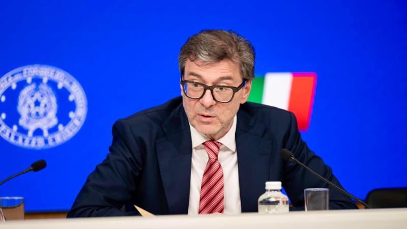 L’agenzia riconosce la tenuta politica del governo Meloni ma avverte: “Focus più sulle riforme istituzionali che su crescita e innovazione”