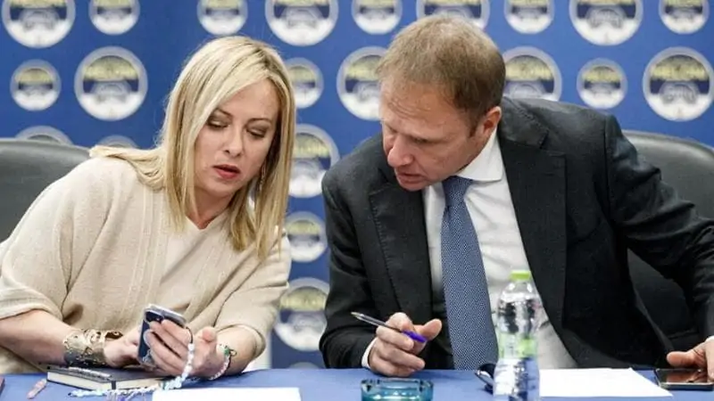La premier e il ministro frequentano un centro specializzato a Roma per trattamenti di crioterapia, tra tecnologie avanzate, test genetici e percorsi per la longevità.