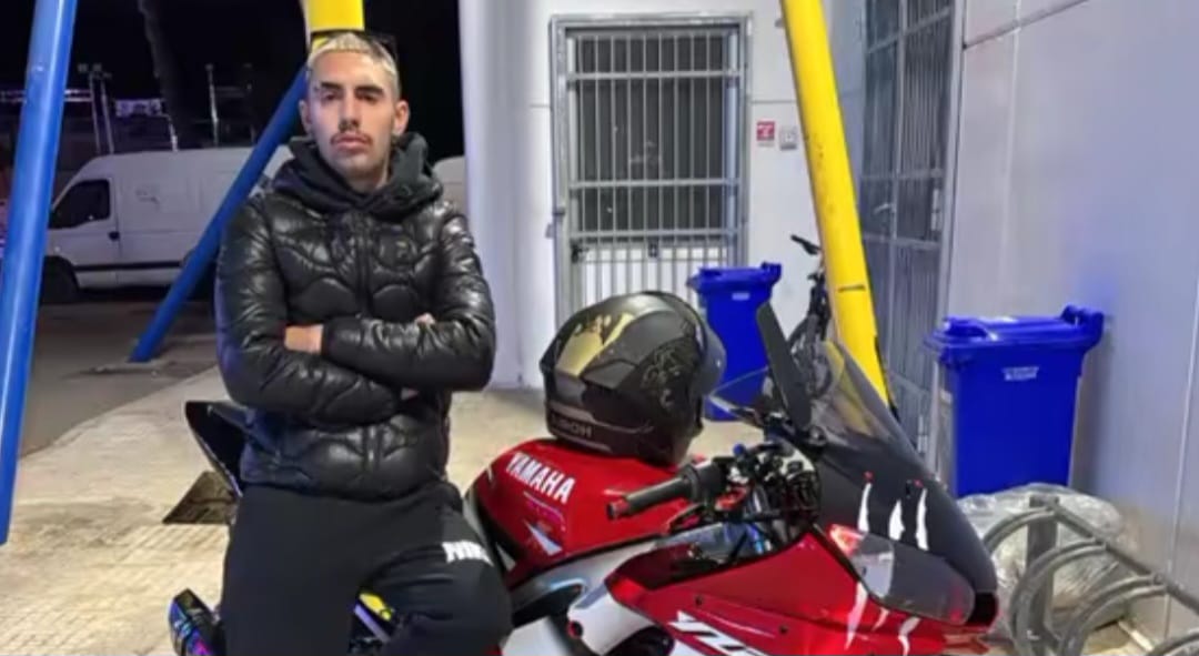Stava andando a scuola quando si è schiantato contro un furgone: per il 19enne non c’è stato nulla da fare.