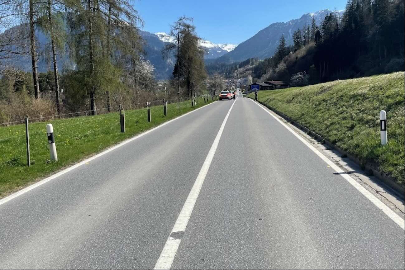 Un 66enne alla guida di un Suv ha colpito un ciclista durante un sorpasso vietato in Svizzera, poi lo ha aggredito fisicamente. Indaga la polizia.
